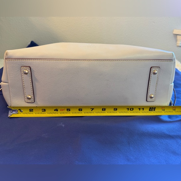 Dooney & Bourke Cream leather Shoulder Bag with Red interior - Picture 13 of 16